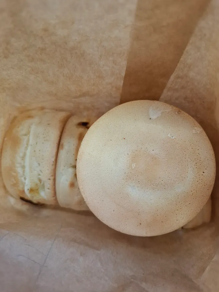 我愛吃奶油的紅豆餅。家附近的紅豆餅，便宜又好吃，老闆娘都叫我妹妹，這次她說，妹妹，好久不見，你好久沒來了。