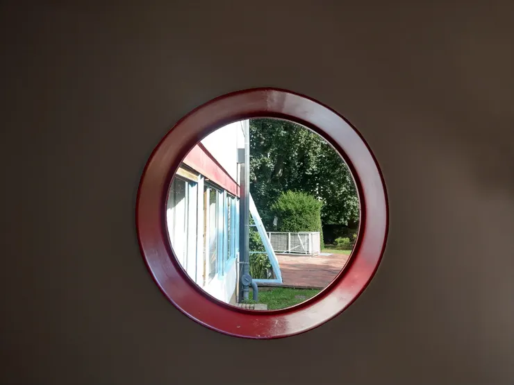 看向入口與溫室