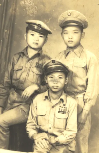 右一為筆者，初中畢業與同學合影