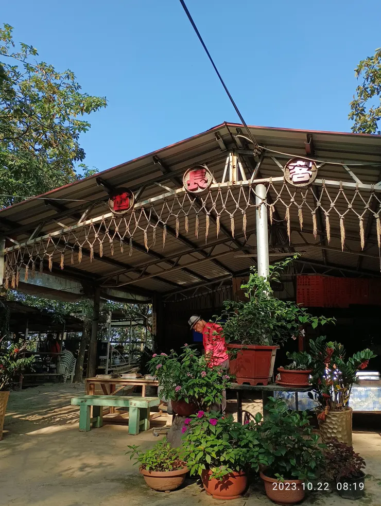 此酋長客棧人非，故舊多遺落了