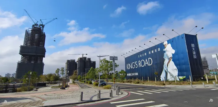 重劃甫畢忽驚建商百家爭鳴，巨幅看板描繪遠景宛如夢幻。