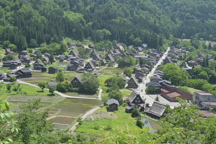 從天守閣展望台俯瞰白川鄉合掌村/照片來源:NANA濕婦