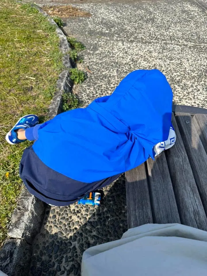 隨時找地方睡覺💤（他睡在大阪城外面等待集合）