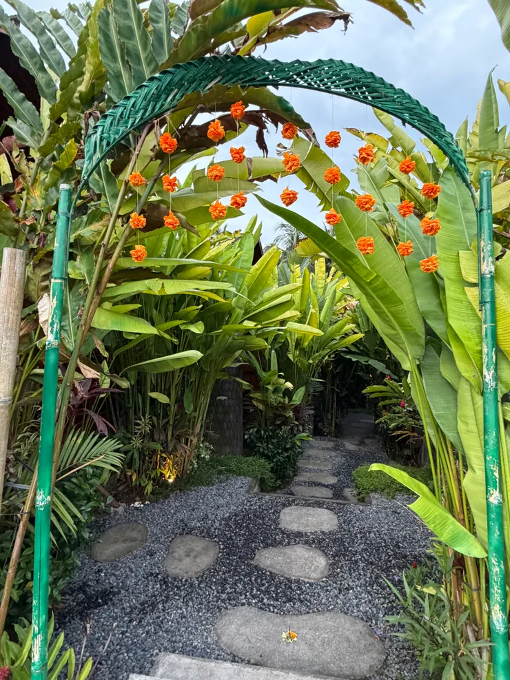 走進後也會看見他們家所經營的民宿，沿著路標走去，就可以直接向櫃檯報名