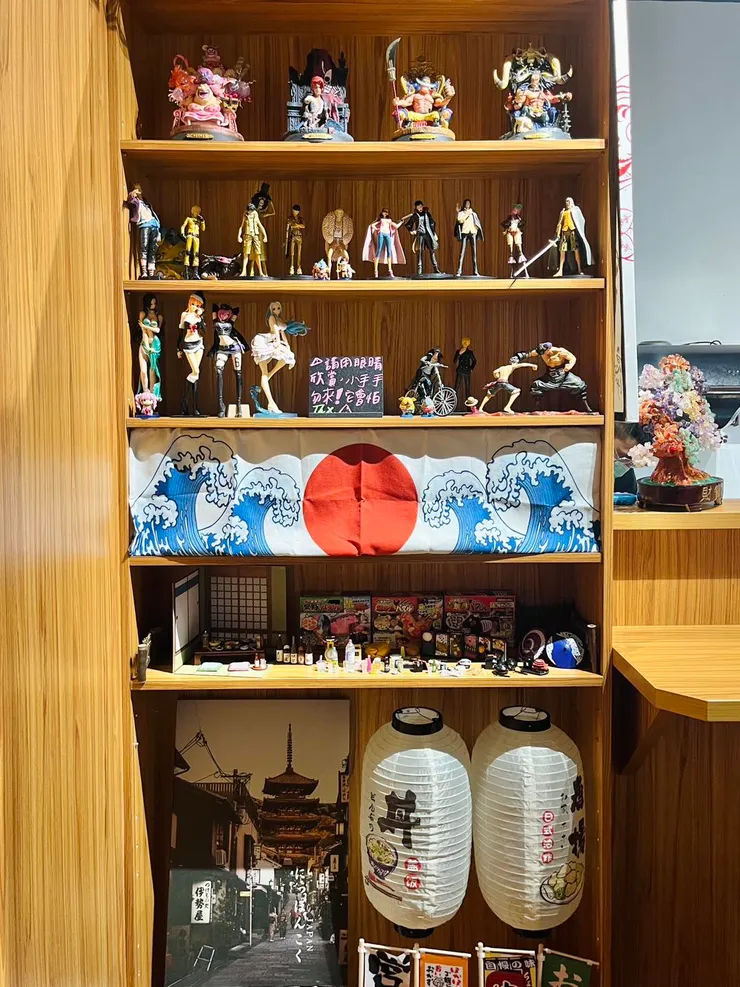 店門口迎賓處即是老闆的收藏品模型