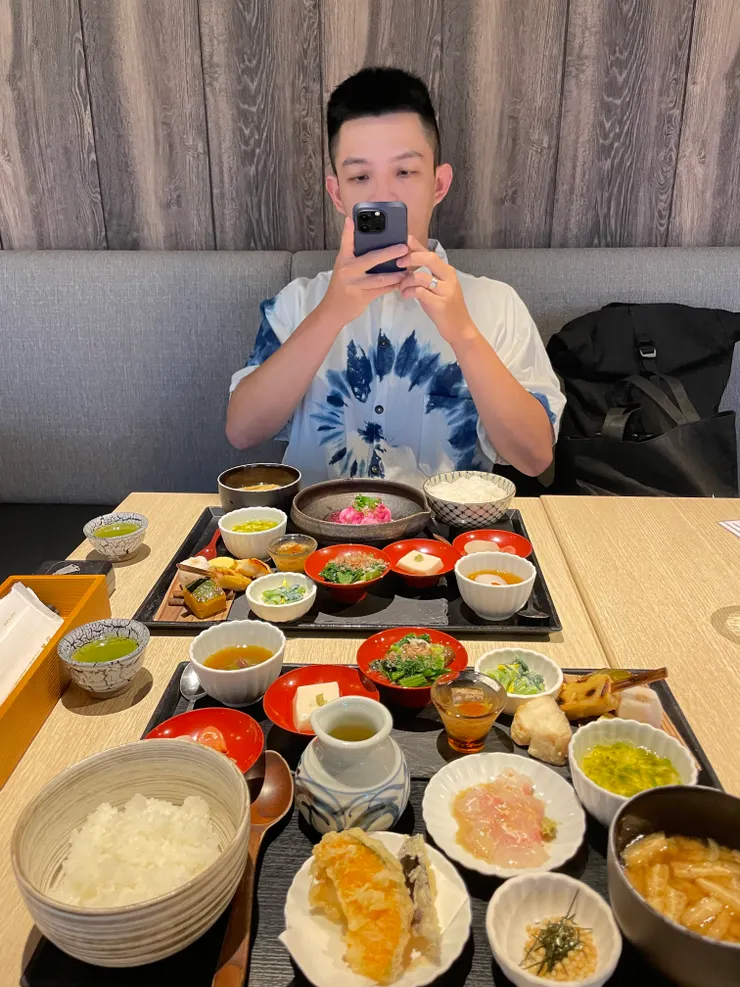 兩個人的餐點快把整張桌子擺成一副圖畫