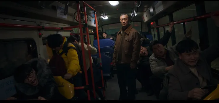 第十五集的尾聲，飛行超能力者的恐怖尾隨。( Source : Disney + )