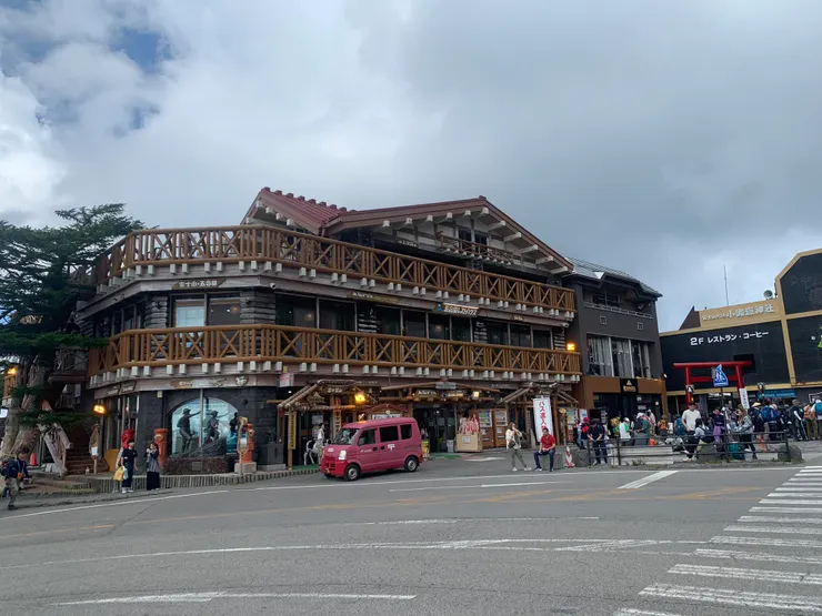 在五合目下車展開兩天一夜的登富士山行程，在商店內買好烙印的短棒