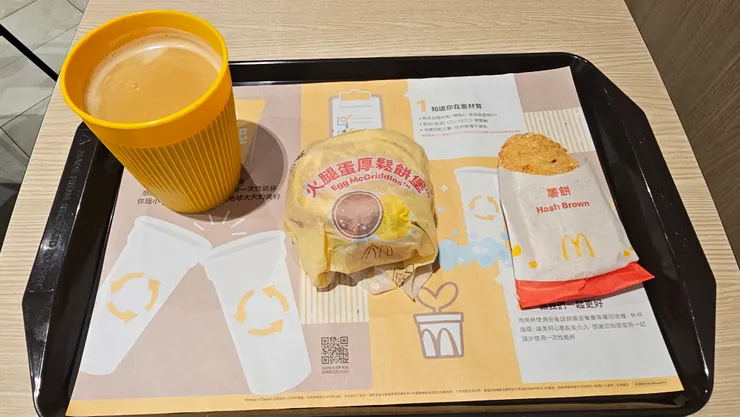 麥當勞說煎台溫度還沒起來還不能賣豬肉厚鬆餅堡!所以一開始我先買火腿的!還好問題馬上就解決了!
