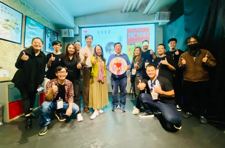 策展團隊及志工夥伴與影展首席顧問李祐寧導演合影