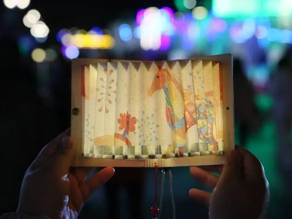 今年燈會限定的「翻閱奇蹟」書燈造型別緻可愛，吸引眾多民眾珍藏留念。圖/花蓮縣政府提供