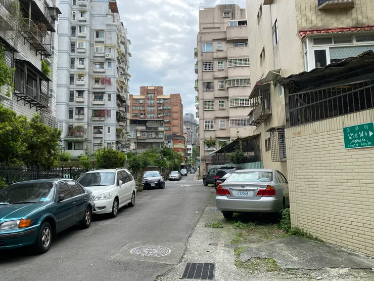 萬盛溪從左方白色大樓後方流出，在停車空地處轉彎而出現畸零地(水利地)