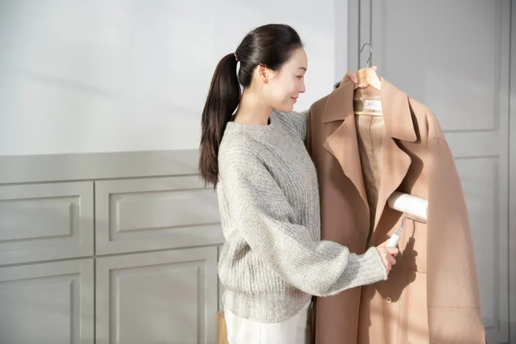 沾黏滾筒可以快速黏起寵物毛髮，如果沒有，家裡常放的透明寬膠帶是最好的急救包。圖/123RF圖庫