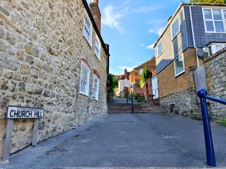 【這條CHURCH HILL小巷即向北通往聖倫納德教堂。】