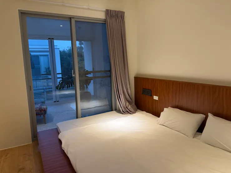 外面還有超大陽台很chill