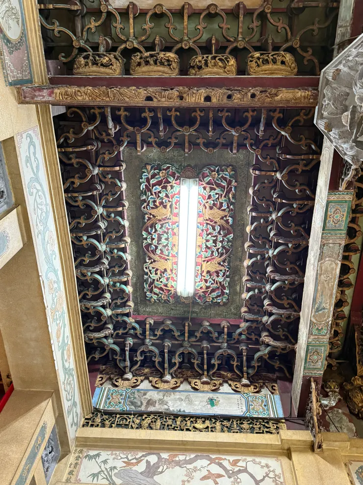 繁複對稱的藻井