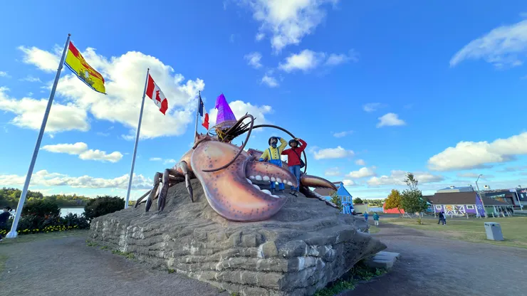 龍蝦雕塑建有樓梯方便遊客登上拍照