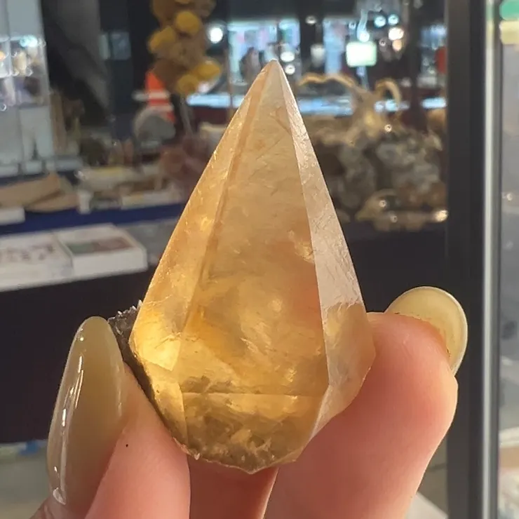 美國愛荷華州的方解石,像蜂蜜一樣,也很像黃金糖,真想舔一口波隆那礦展上的特色,來自Lithos Minerals