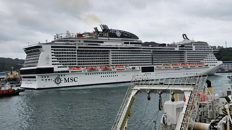 這是12號上午從那霸空船回到基隆港的MSC地中海郵輪榮耀號!該船倒車進港!出港才不用調頭!
