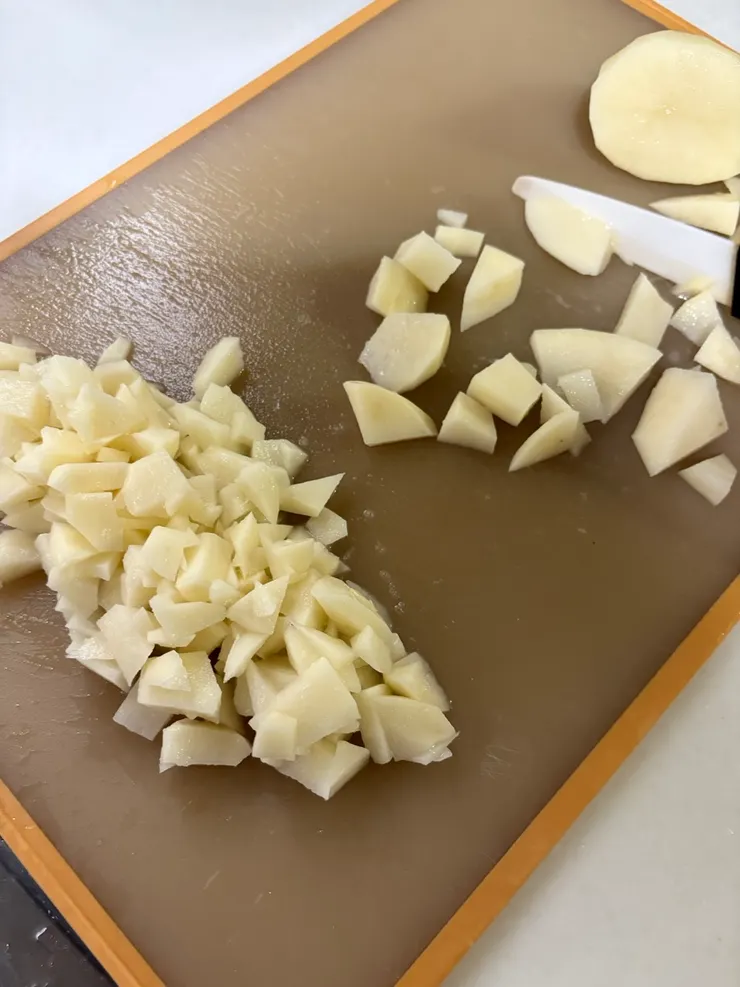 女兒切馬鈴薯，越切越隨意。