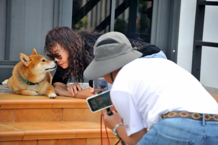 【太郎好客，客人愛牠，女眷們尤爭與合影，還會玩親親。】