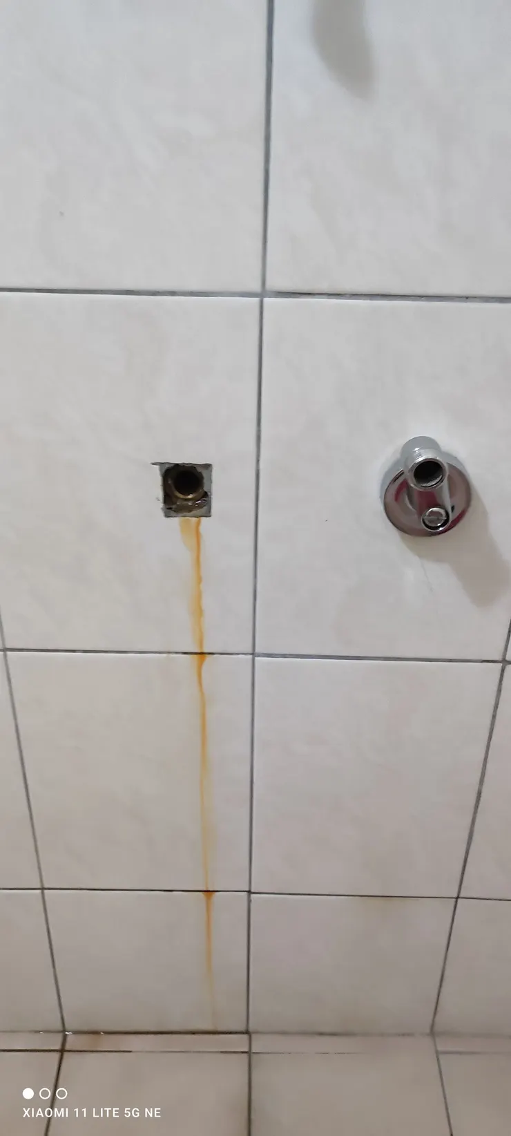 屋主的熱水管爆了，狂漏水。