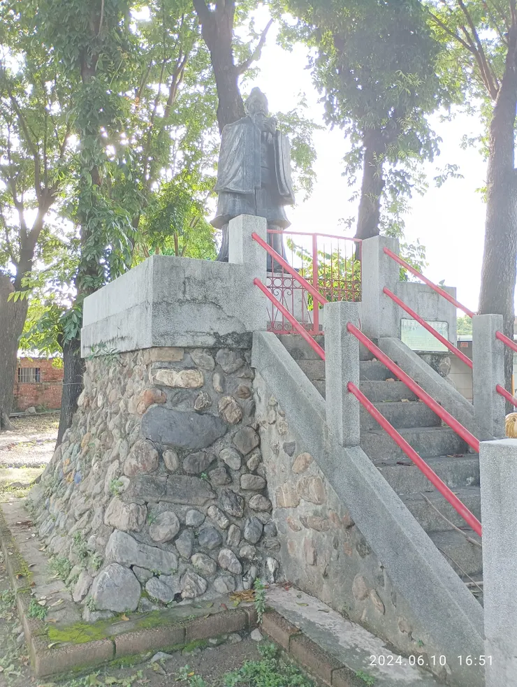 神社遺蹟的基址，上改立像