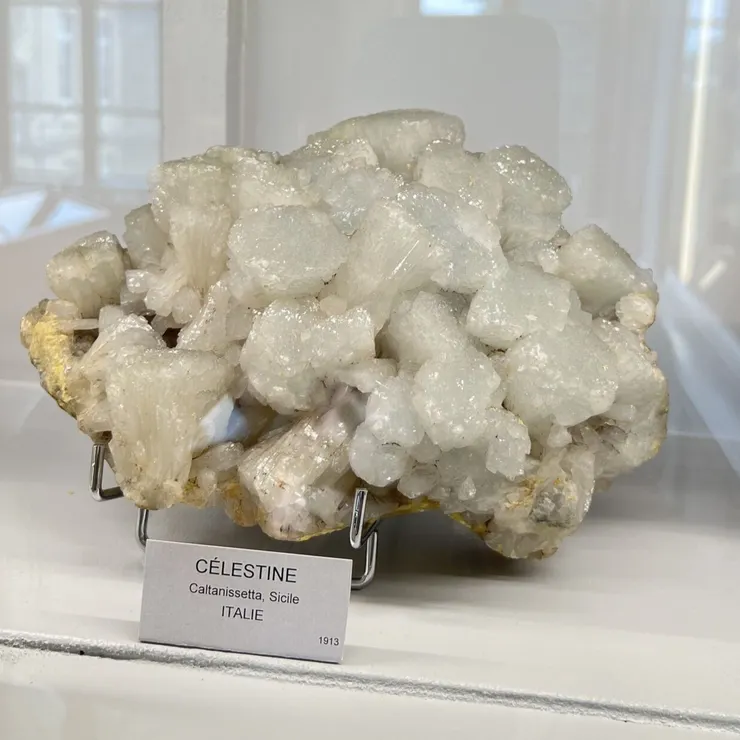 粗大的晶體，時而帶灰藍色調。拍攝於法國礦物博物館。