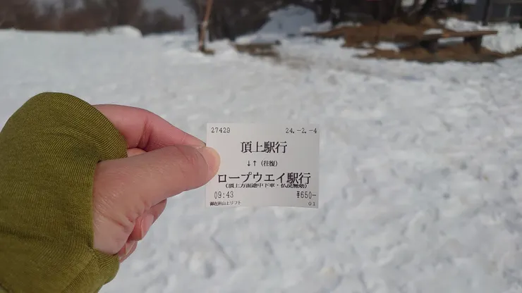 買男版外套的壞處是袖子太長。但此時超好用,可以替代手套而且隨時滑手機無礙!