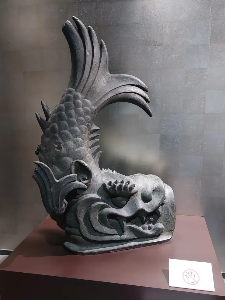 這個是名古屋城的銅鯱，只是原本的在二戰時受到空襲而有蠻多損傷的，所以目前放在展區內展示，這個算是保存相對完整的～