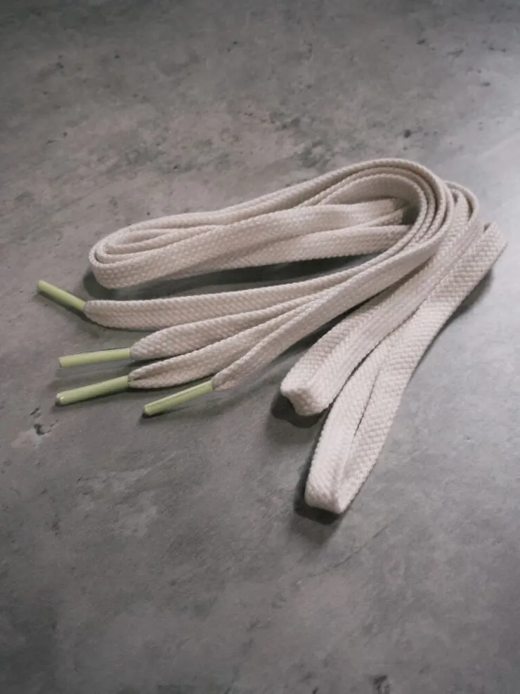 灰色鞋帶搭配蘋果綠鞋帶頭