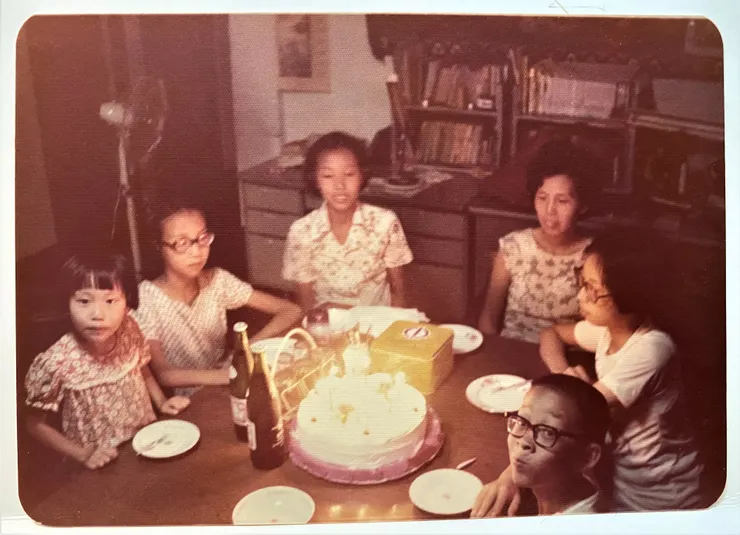 蛋糕旁邊不是米酒，猜猜是甚麼？1976年。