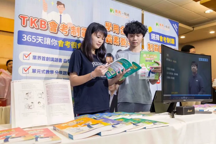 ▲此套教材由中華未來學校教育學會召集研究員與全國優質教師團隊編寫，涵蓋國中三年五大科目，結合叢書與影音課程，讓學生有效提升學習效能。