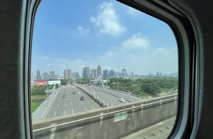 高鐵快閃經過台中七期跟台灣大道，過門不入