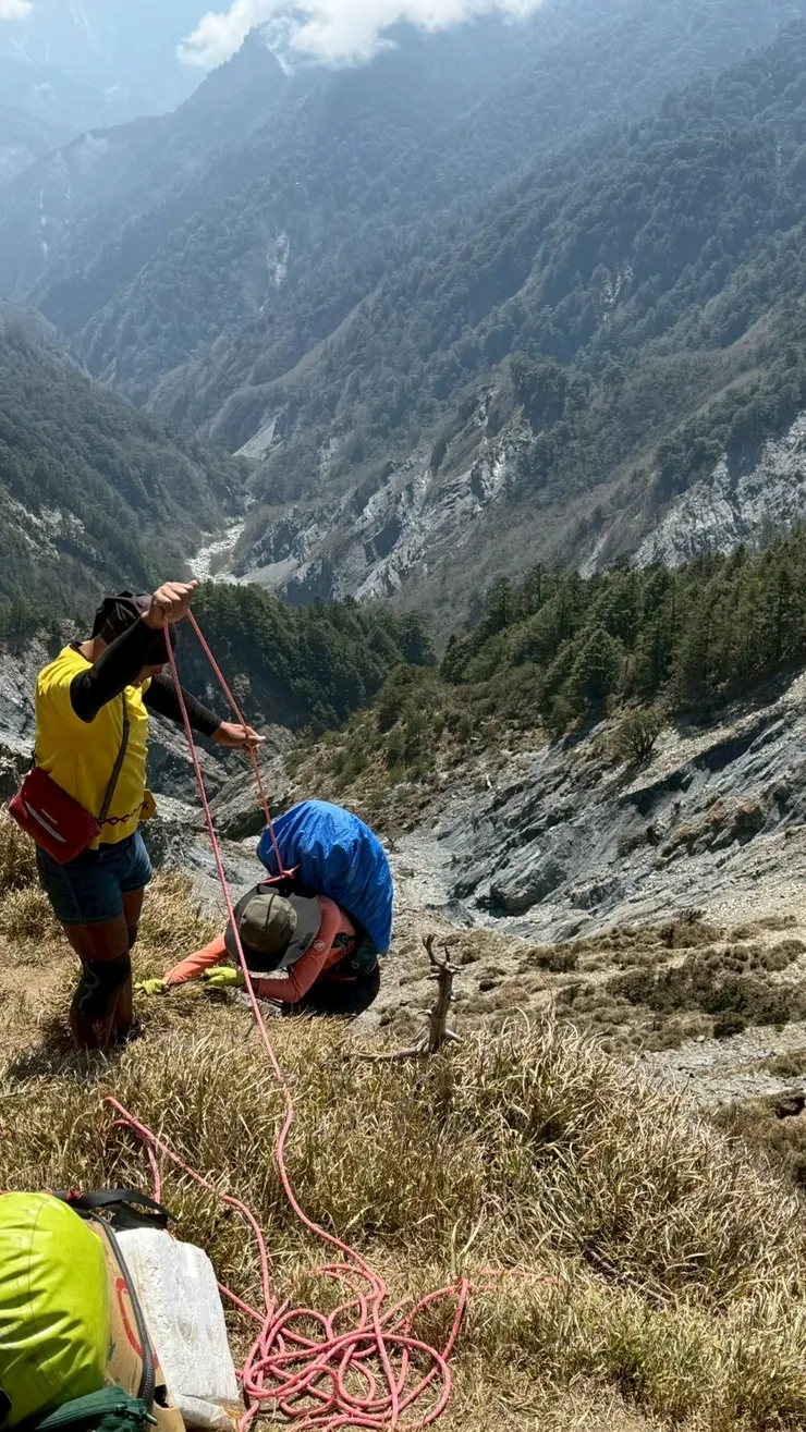崩壁距離不長，但是90度的陡坡看不到踩點，有賴下方的人指揮。
