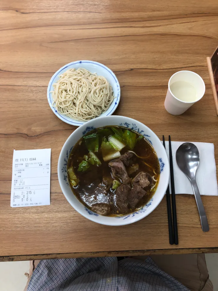 實在太餓了,一坐下來,馬上喝了三杯冰豆漿!