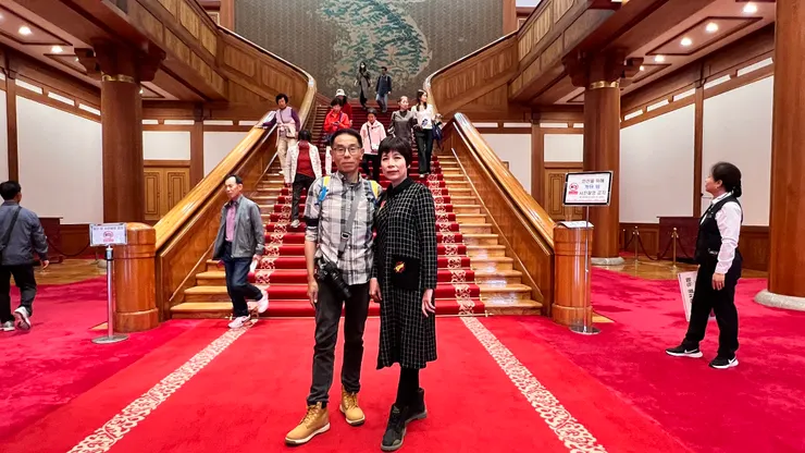 樓梯開始不能拍照，樓梯牆面上是韓國地圖。