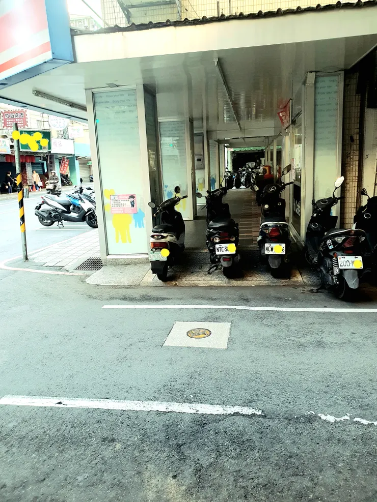 騎樓人行空間遭兩側停車封死