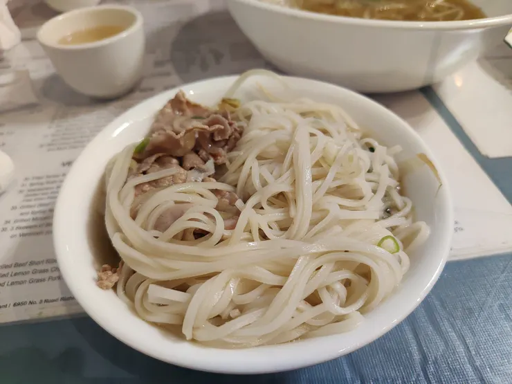 分了兩碗小碗但滿滿的越南粉