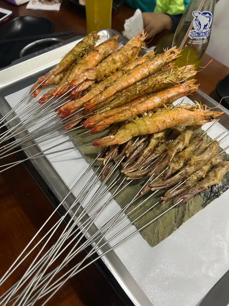 這間是烤鴨舌是他們的招牌，鴨舌很肥很好吃，也沒腥味，隨便找的小店，也已經忘記名字了🤣🤣🤣