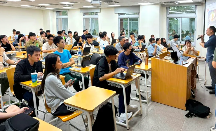 同學們輪番不間斷提問（圖片取自陶老師FB）