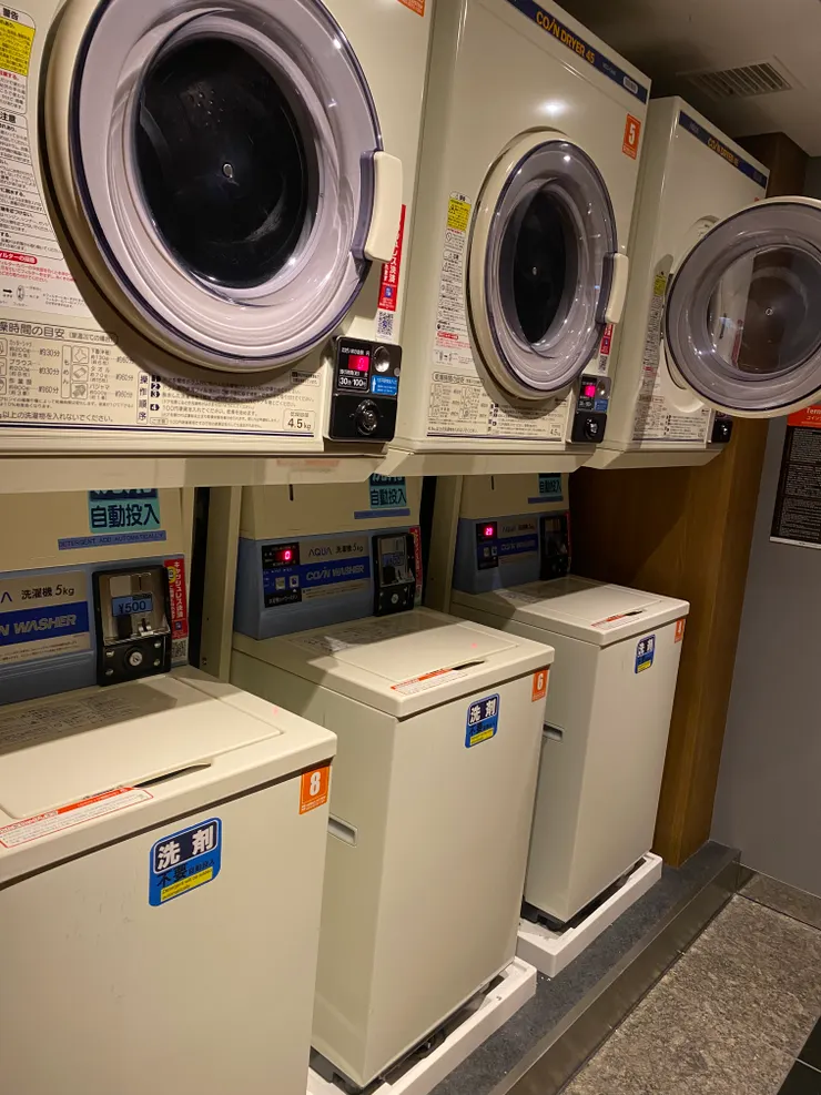 一樓有3台洗衣機和3台烘衣機