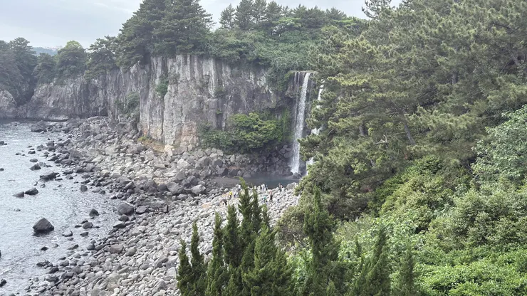 正房瀑布直接奔流入海