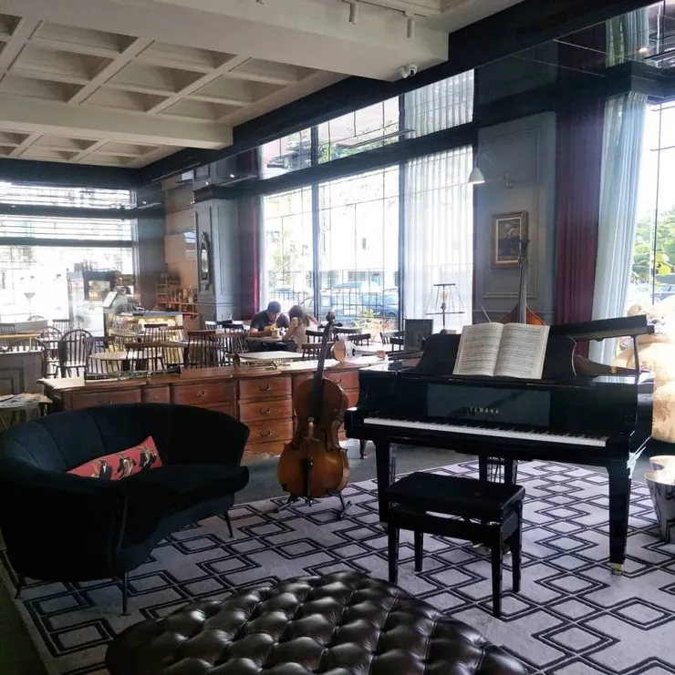 位在台南市政府後方安平河畔的「安平留飯店 Hôtel de Ľeau」這間台南住宿，館內從大廳到房間的裝潢擺設走的是簡約時尚風格，在簡約中還帶著古典氣息。入門就像是走入法國街上咖啡館一般的大廳與餐廳空間，不定期還會展示有不同藝術家的作品。客房裡低調奢華的梳妝台跟古典床板等等細節都可以深深的感受到飯店以法國女性為設計主軸的理念。台南住宿推薦｜安平留飯店Hôtel de Ľeau&nbsp;