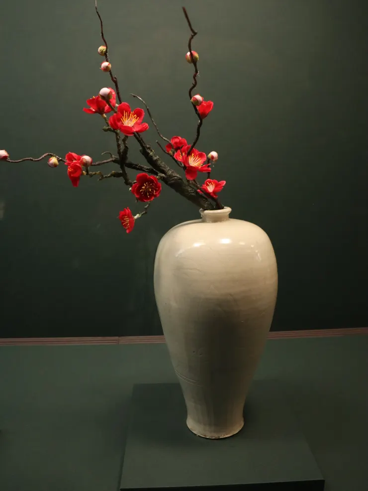 北宋 定窯 白瓷劃花蓮紋梅瓶 作者攝於故宮展場