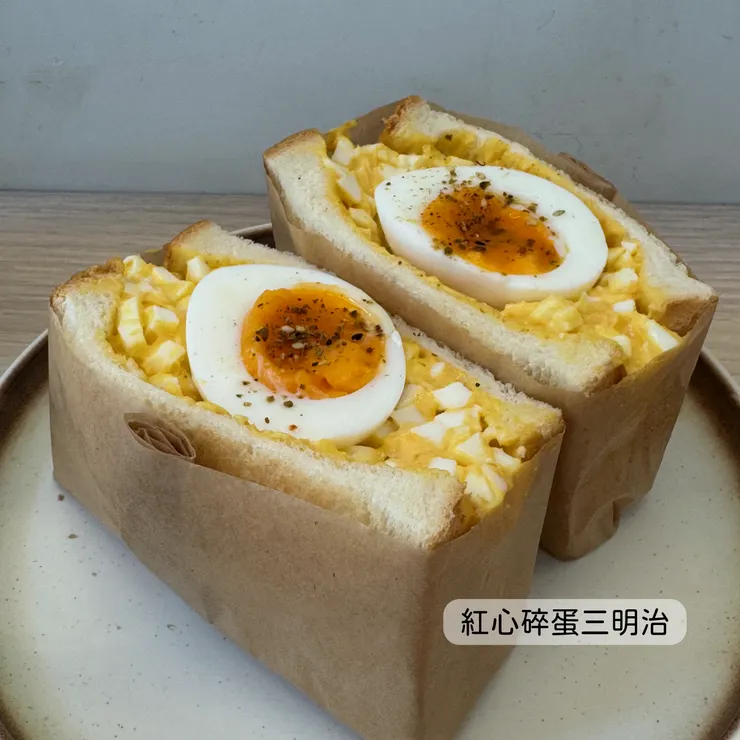 紅心碎蛋三明治