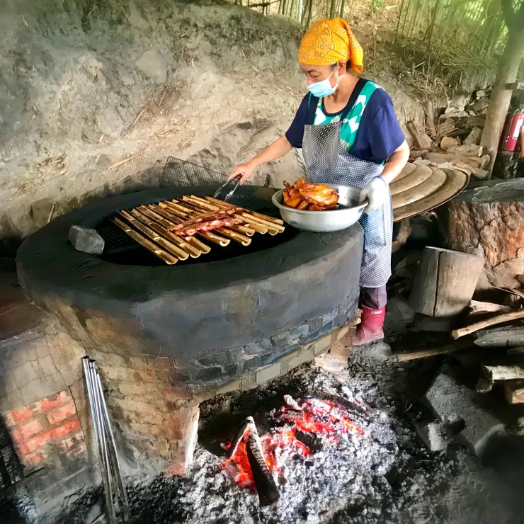 午餐的炭烤鹹豬肉與烤雞