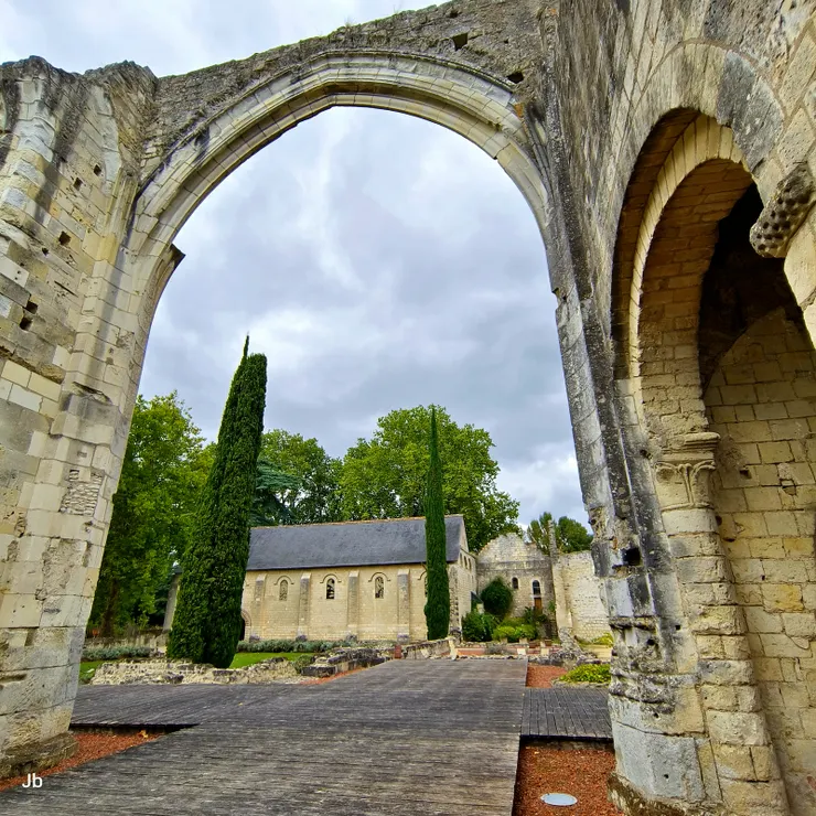 【千年歷史仍難免毀於二戰兵燹！修道院廢墟內漫步憑弔，前方左為教士食堂。】