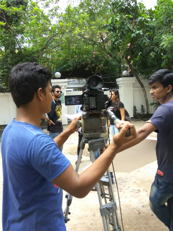 中間一男一女是很路人感覺的 孟加拉演員