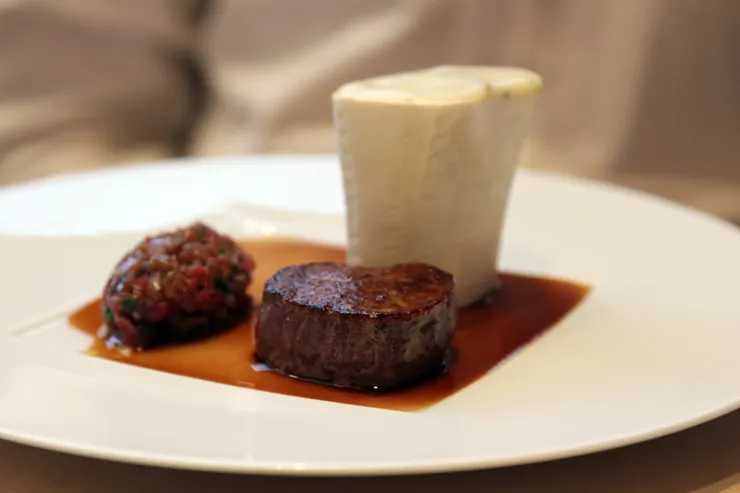 主菜是牛排的四種樣子,生牛肉、白蘭地牛肉餃子、燉牛肉、菲力牛